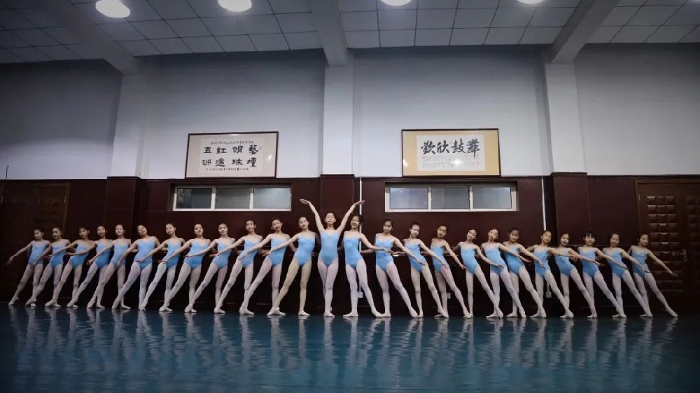 青島演藝集團(tuán)藝術(shù)學(xué)校 | 《走向世界 · 帆船之都》周刊深度合作：打造國際融合藝術(shù)平臺