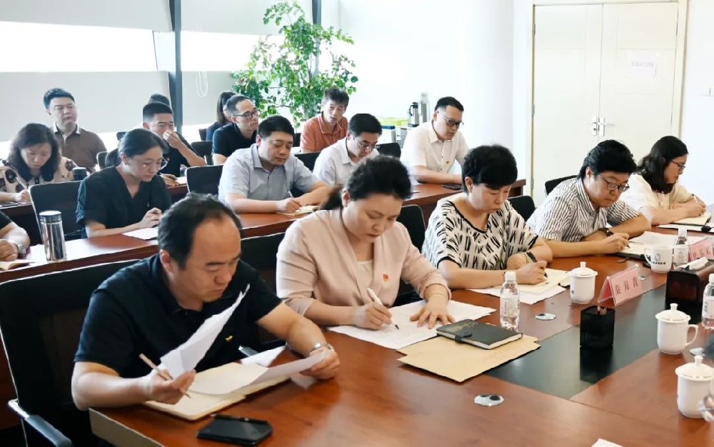 青島演藝集團(tuán)舉行黨委理論學(xué)習(xí)中心組集中學(xué)習(xí)交流（擴(kuò)大）會(huì)