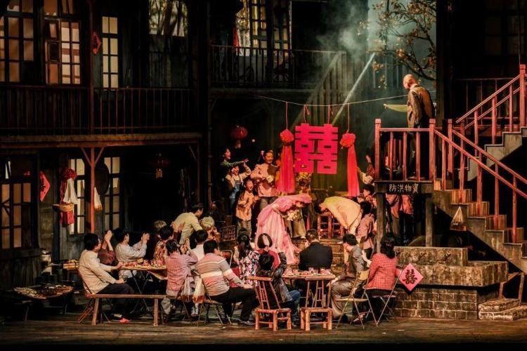【新華社】大型原創(chuàng)話劇《煙火人間》亮相青島大劇院