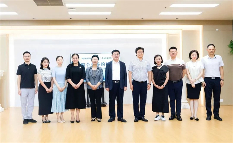 青島演藝集團(tuán)與湖南省演藝集團(tuán)簽署戰(zhàn)略合作協(xié)議現(xiàn)代京劇《紅燈記》唱響湖南長沙