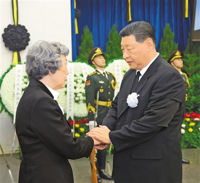 【人民日?qǐng)?bào)】吳邦國(guó)同志遺體在京火化 習(xí)近平趙樂(lè)際王滬寧蔡奇丁薛祥李希韓正等到八寶山革命公墓送別。胡錦濤送花圈表示哀悼 吳邦國(guó)同志病重期間和逝世后，習(xí)近平李強(qiáng)趙樂(lè)際王滬寧蔡奇丁薛祥李希韓正胡錦濤等同志，前往醫(yī)院看望或通過(guò)各種形式對(duì)吳邦國(guó)同志逝世表示沉痛哀悼并向其親屬表示深切慰問(wèn)