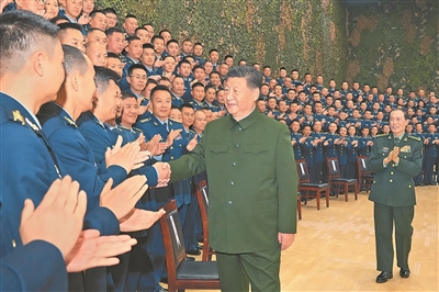 【人民日?qǐng)?bào)】習(xí)近平在視察空降兵軍時(shí)強(qiáng)調(diào) 全面加強(qiáng)練兵備戰(zhàn) 提高空降作戰(zhàn)能力 努力建設(shè)一支強(qiáng)大的現(xiàn)代化空降兵部隊(duì)